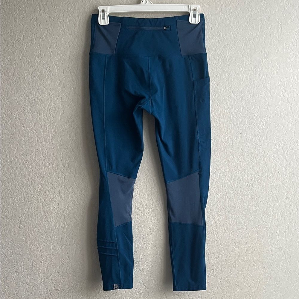 Like New! Oiselle Blue Teal Leggings with Mesh Panel Pockets in Size 4 - Picture 5 of 14